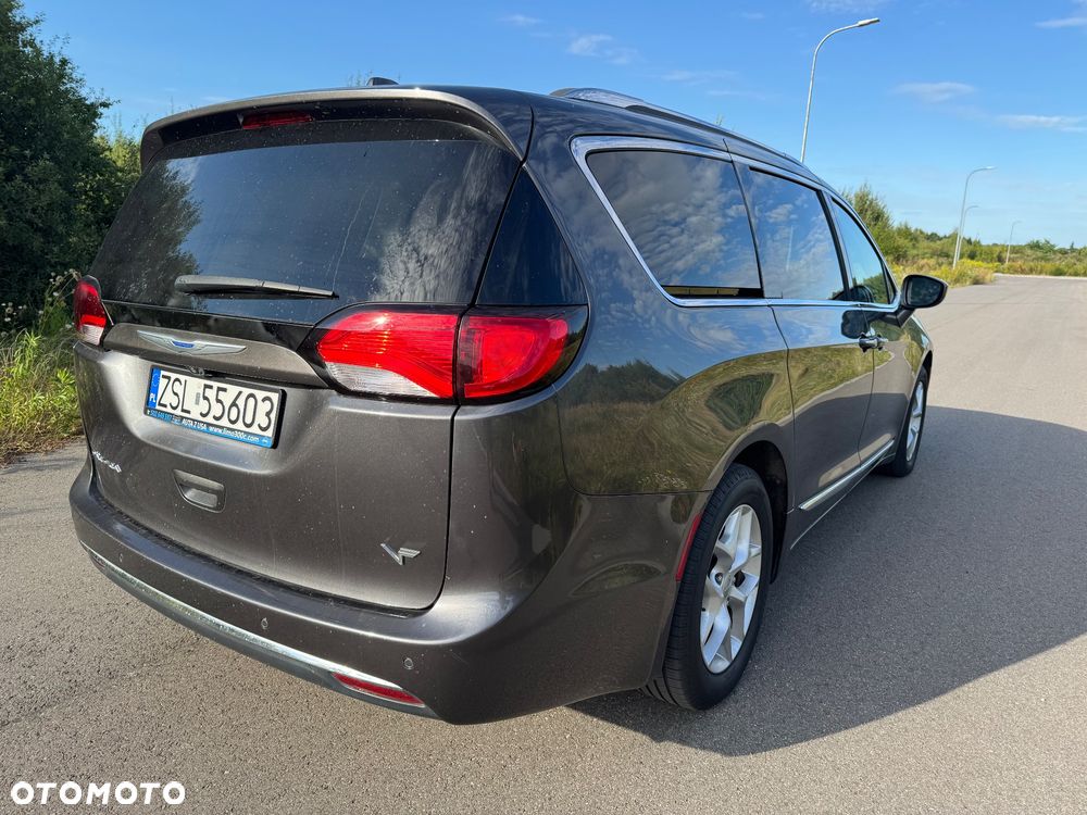 Chrysler Pacifica - 17