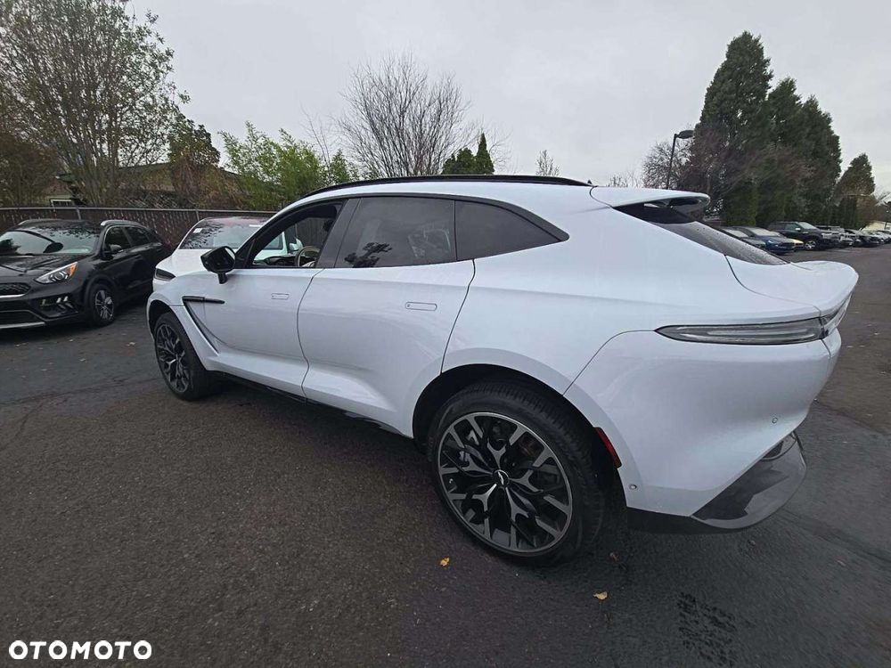 Aston Martin DBX - 12