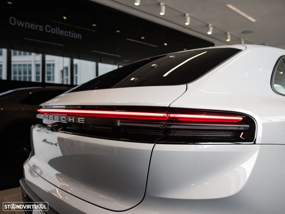 Porsche Macan Electric 4 - 18