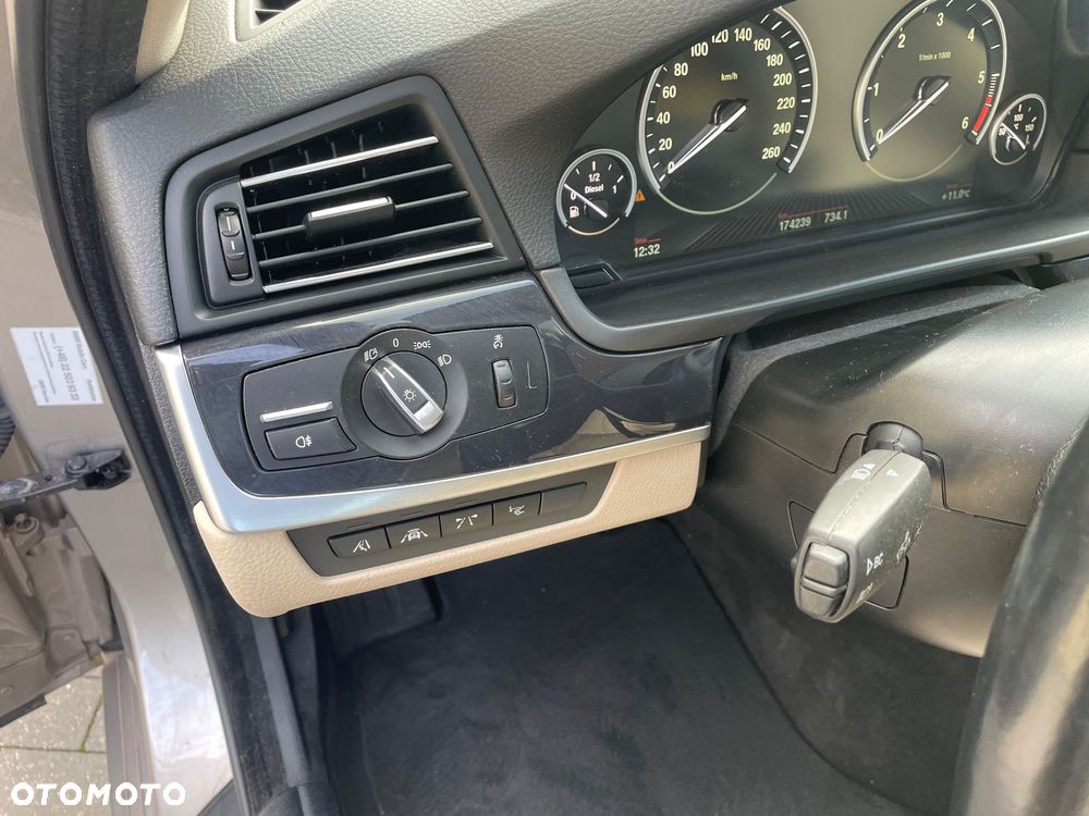 BMW Seria 5 525d xDrive - 10