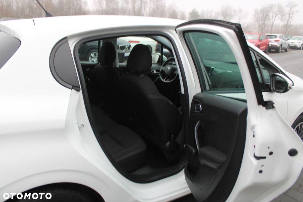 Peugeot 208 - 33
