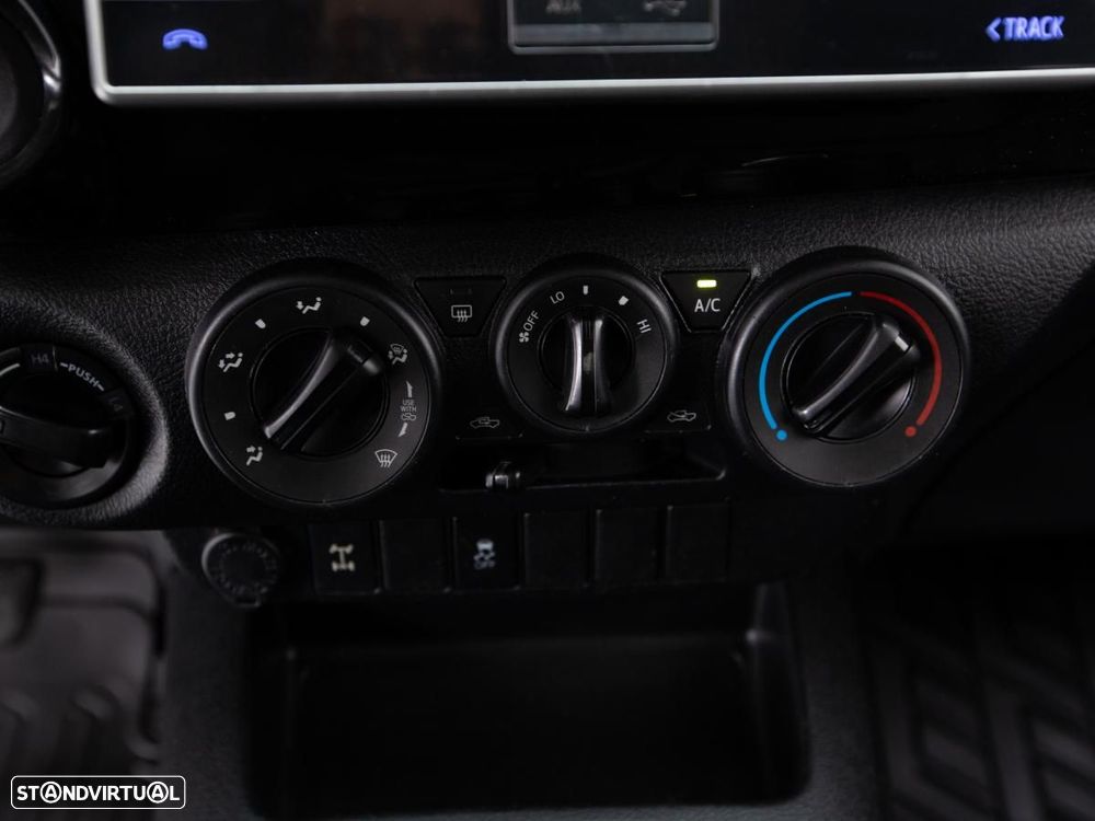 Toyota Hilux 2.4 D-4D 4WD CE 3L c/iva - 16