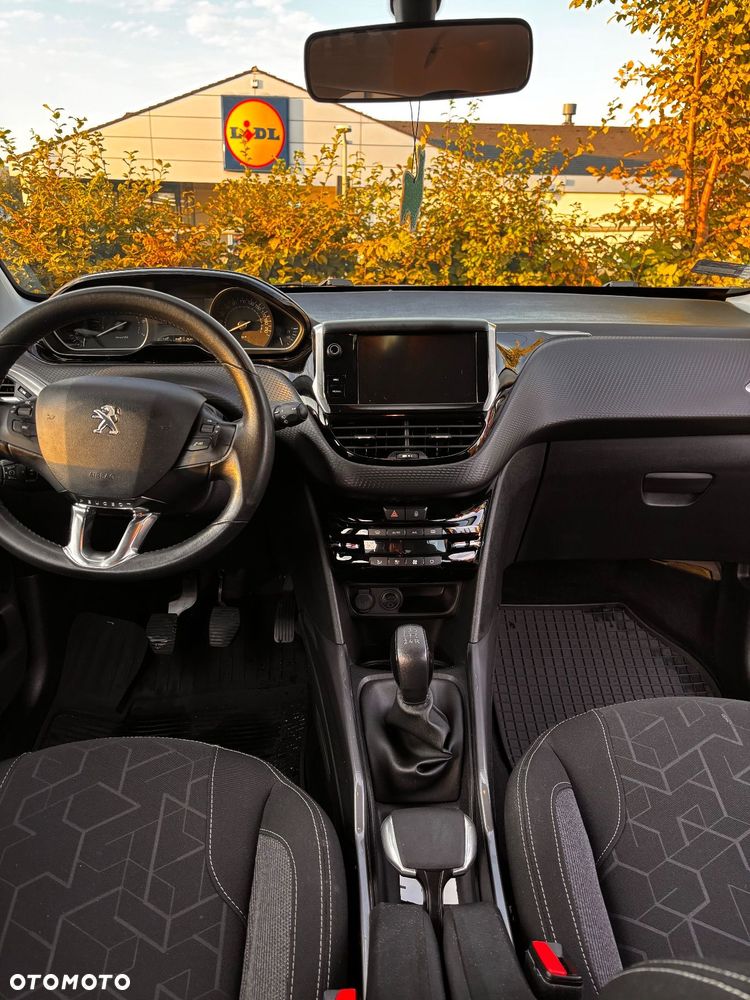 Peugeot 2008 1.2 Pure Tech Style S&S - 18