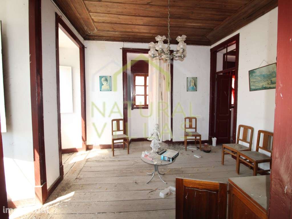 Prédio Tradicional e Vista Panorâmica no Centro de Estoi - Grande imagem: 3/13