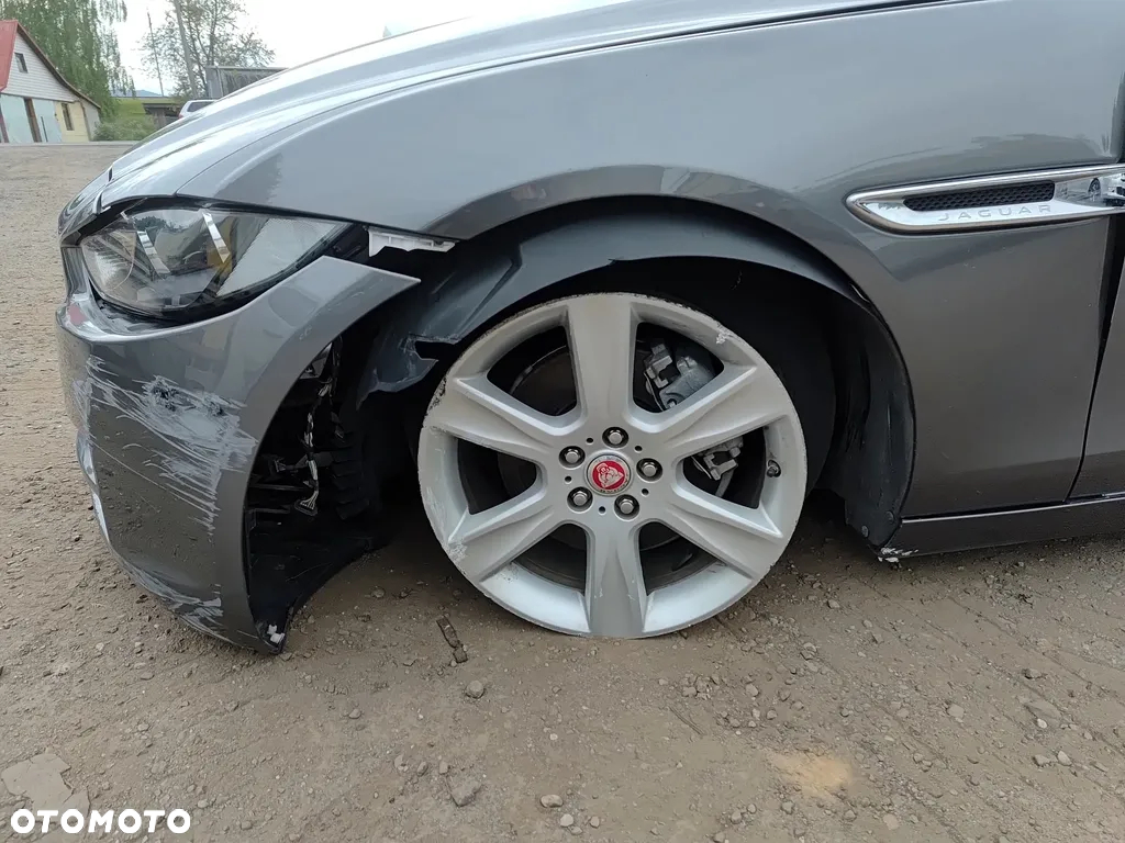 Jaguar XE 20d Prestige - 29