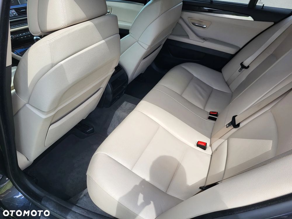 BMW Seria 5 528i - 24