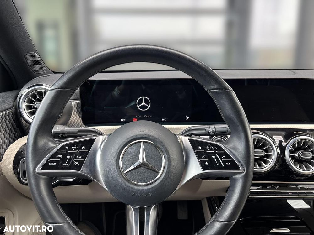 Mercedes-Benz A 180 Sedan 7G-DCT - 11