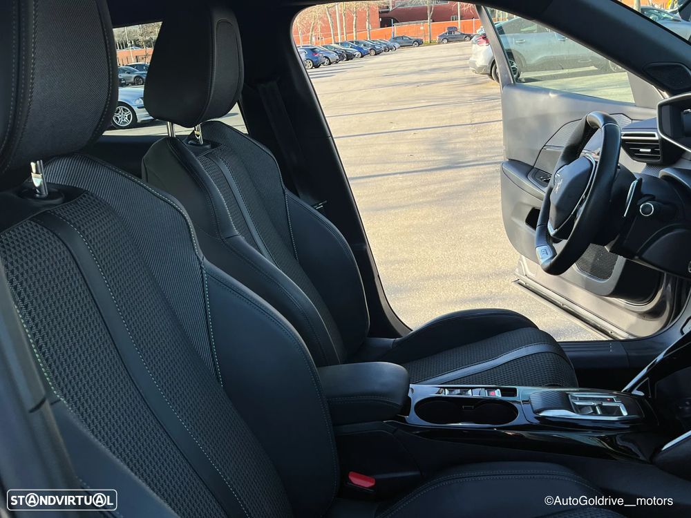 Peugeot 2008 1.2 PureTech GT EAT8 - 11