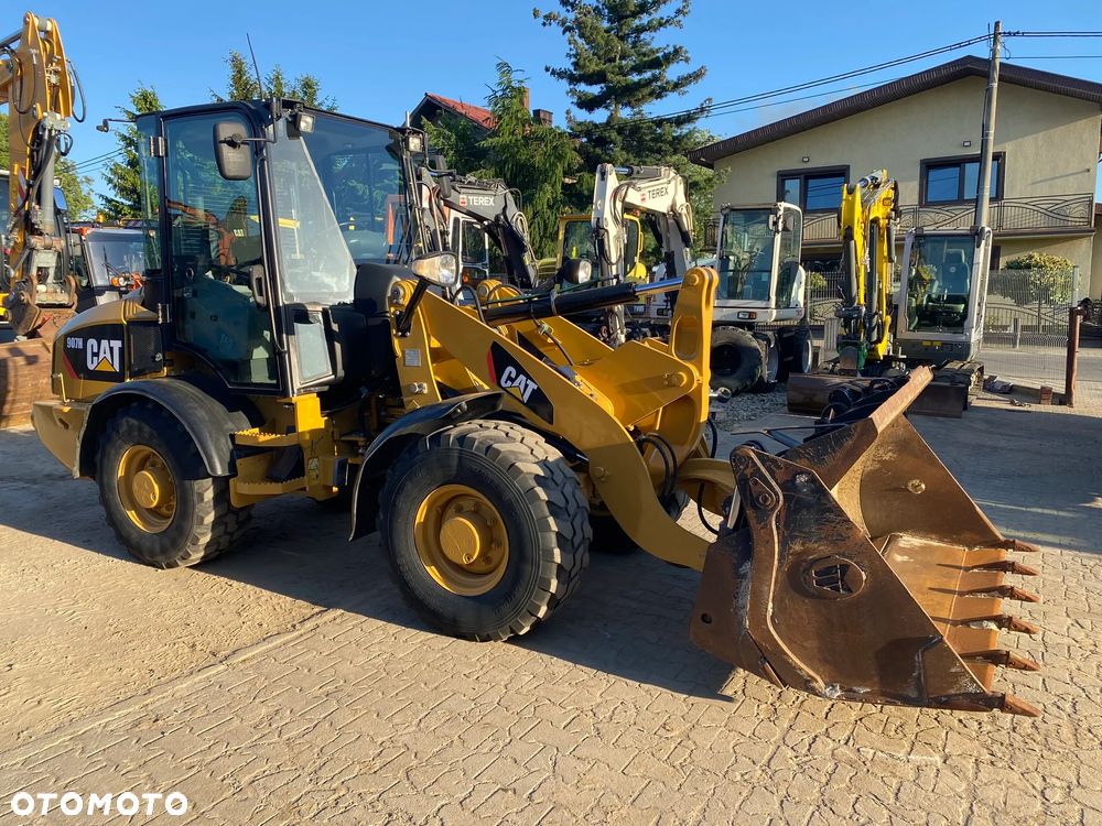 Caterpillar CAT 907H, 2012 ROK, ŁYŻKA OTWIERANA + WIDŁY, z NIEMIEC - 8