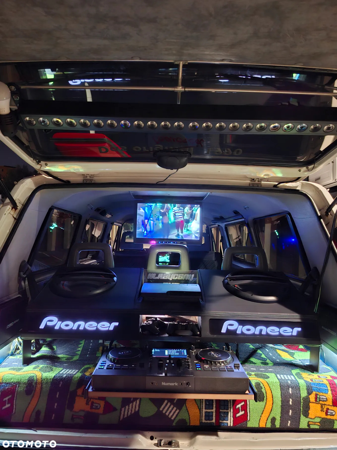 Volkswagen Multivan - 38