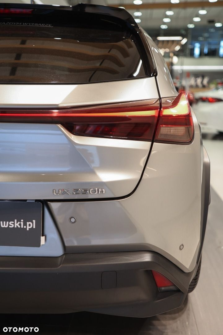 Lexus UX - 12