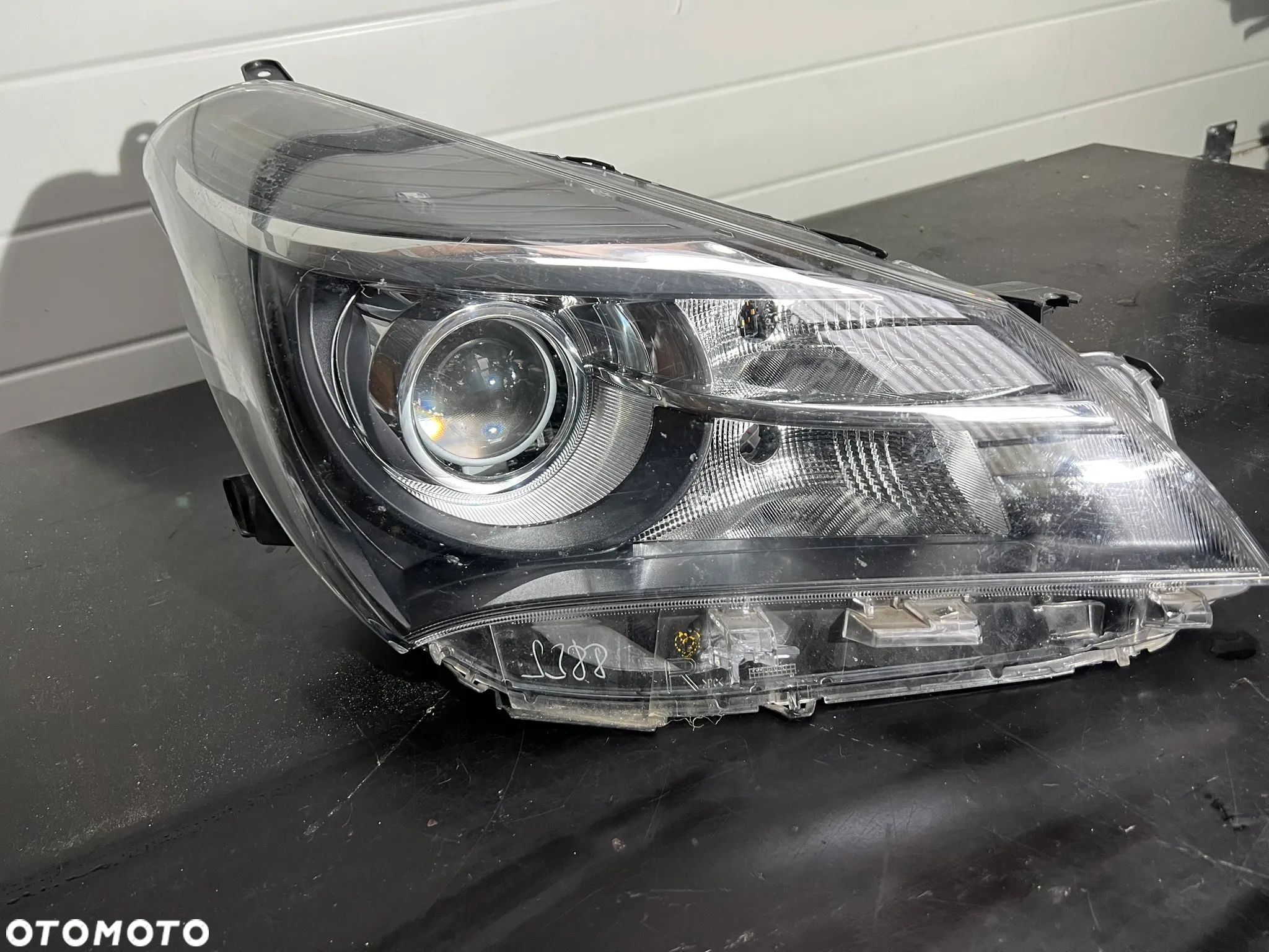 TOYOTA YARIS III LIFT 14-17 2014-2017 REFLEKTOR LAMPA PRAWA SOCZEWKA - 1