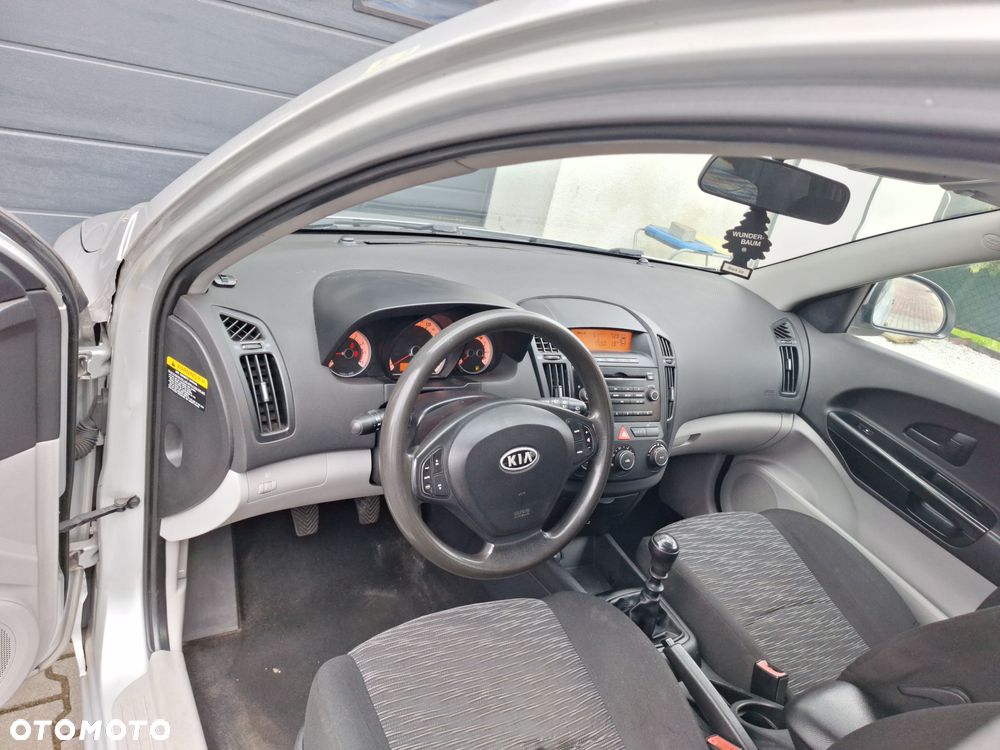 Kia Ceed - 33