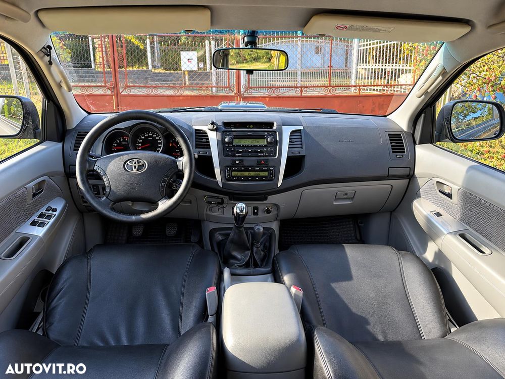 Toyota Hilux 4x4 Double Cab Sol - 9