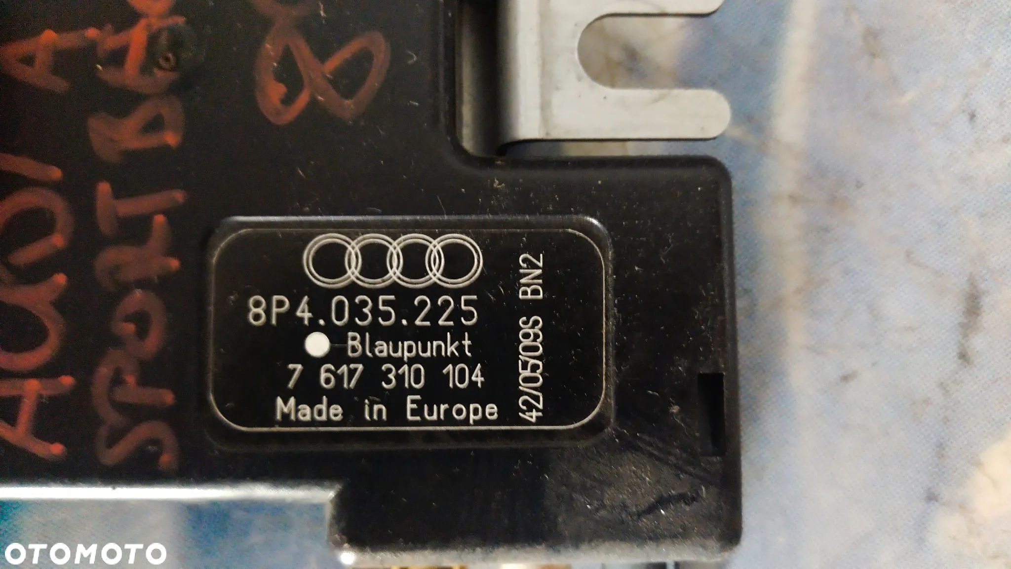WZMACNIACZ ANTENOWY 8P4035225 AUDI A3 - 2
