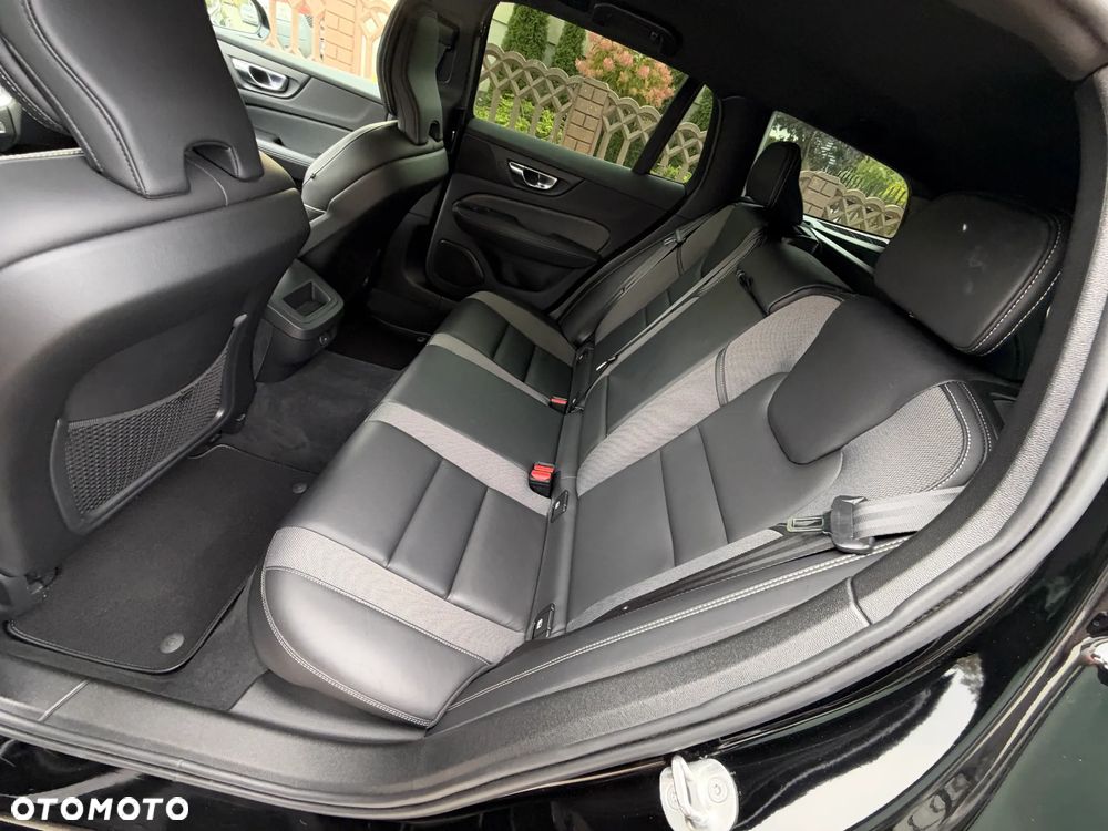 Volvo V60 B4 D R-Design - 35