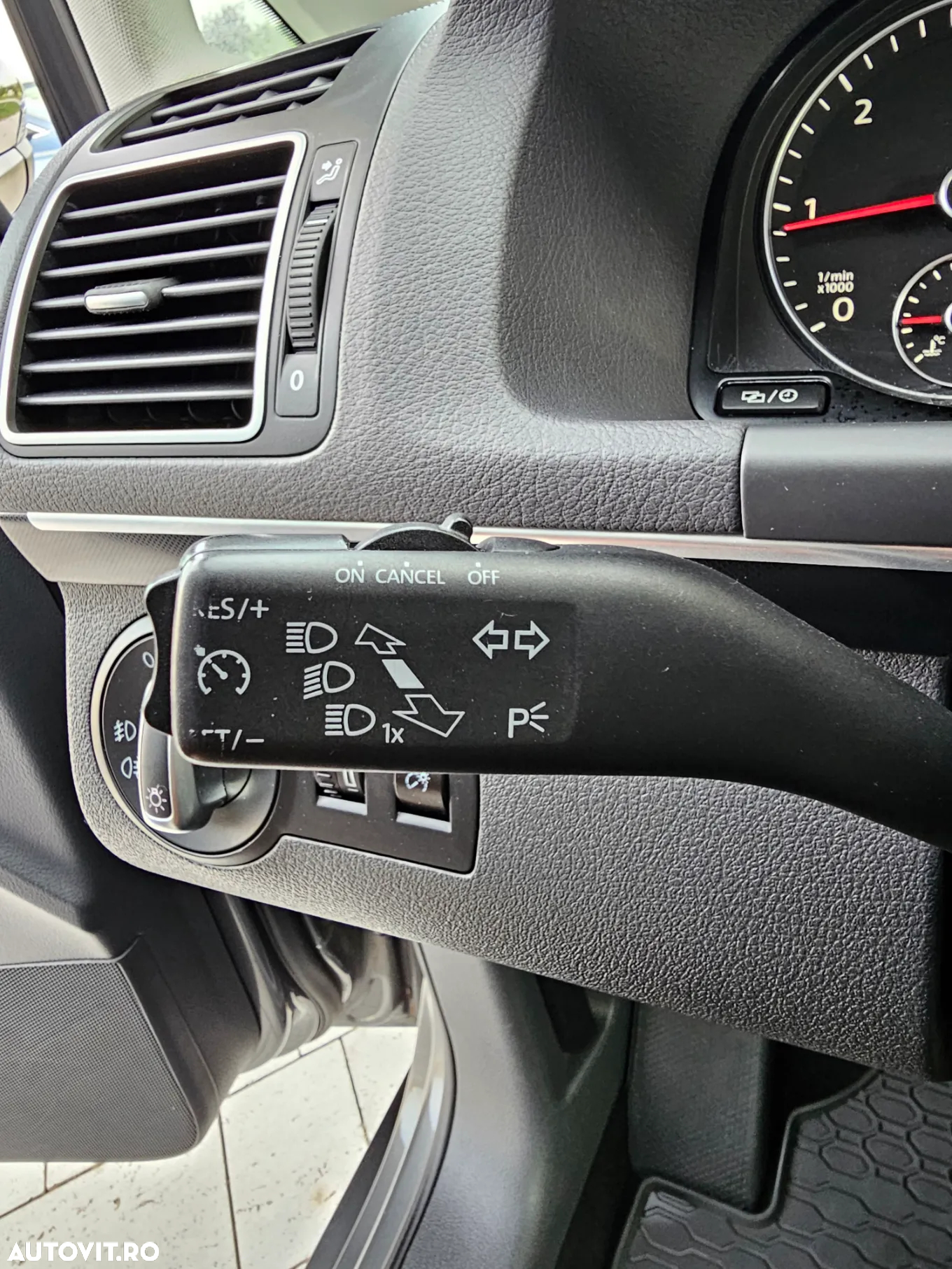 Volkswagen Touran 2.0 TDI DPF BlueMotion Technology DSG Highline - 12
