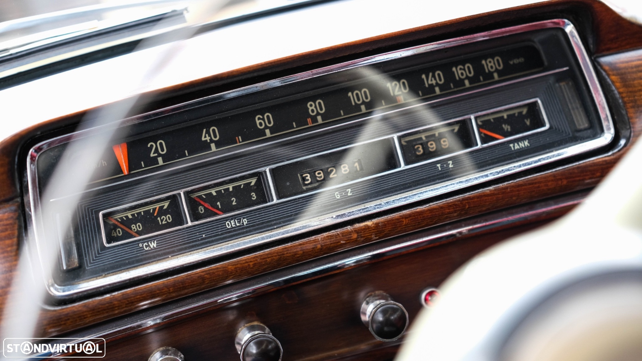 Mercedes-Benz 220 - 25