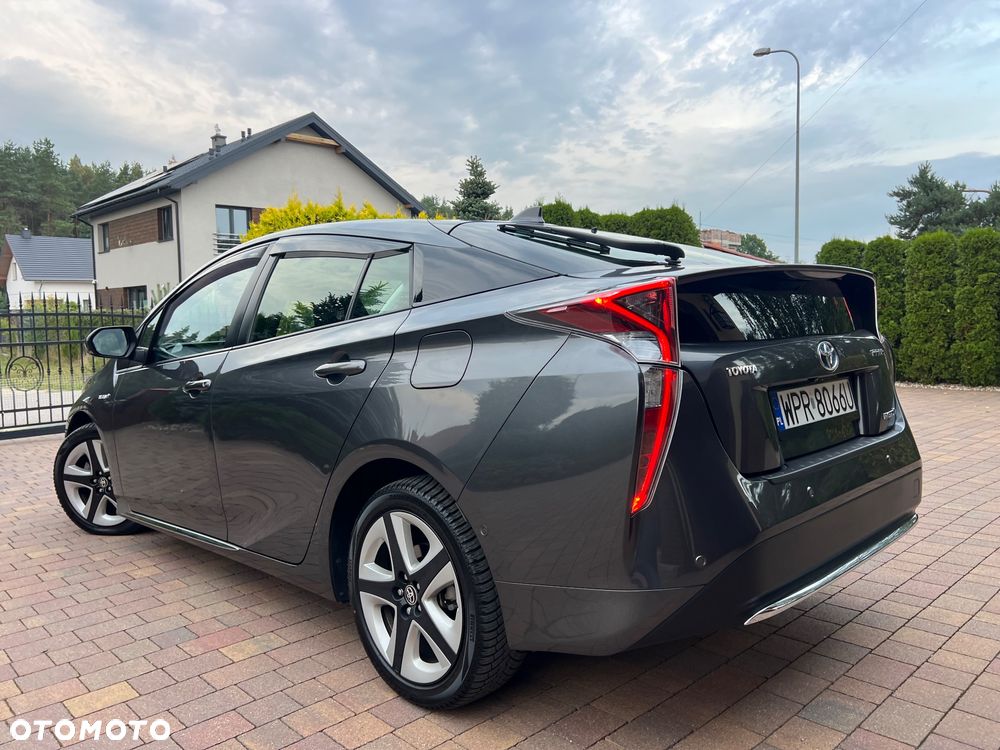 Toyota Prius ver-1-8-hybrid-executive - 8