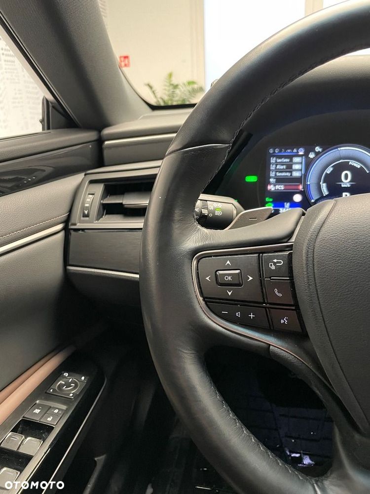 Lexus ES 300h Business Edition - 16