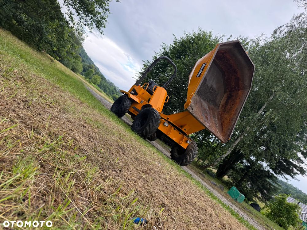 Thwaites MACH Wozidło Budowlane-Rolnicze. Wózek z Obrotową Kolebą. 3 tony ładowność. 4x4. Silnik YANMAR 4 cylindry 50 km. Jazda 3 prędkości. Maszyna w ładnym stanie z Norweskiego Gospodarstwa! Ani deka luzów i wycieków! Pełny Oryginał. Hamulce brzytwa. Serwisy w DEKRA. Maszyna Woziła lekkie ładunki. Wielka Okazja. Wszystko w pełnym Oryginale. Opony Oryginał. Oświetlenie Fabryczne!  Mocny Silnik 4 cylindry. OKAZJA TANIO - 1