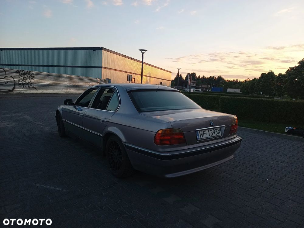 BMW Seria 7 740i V8 - 8