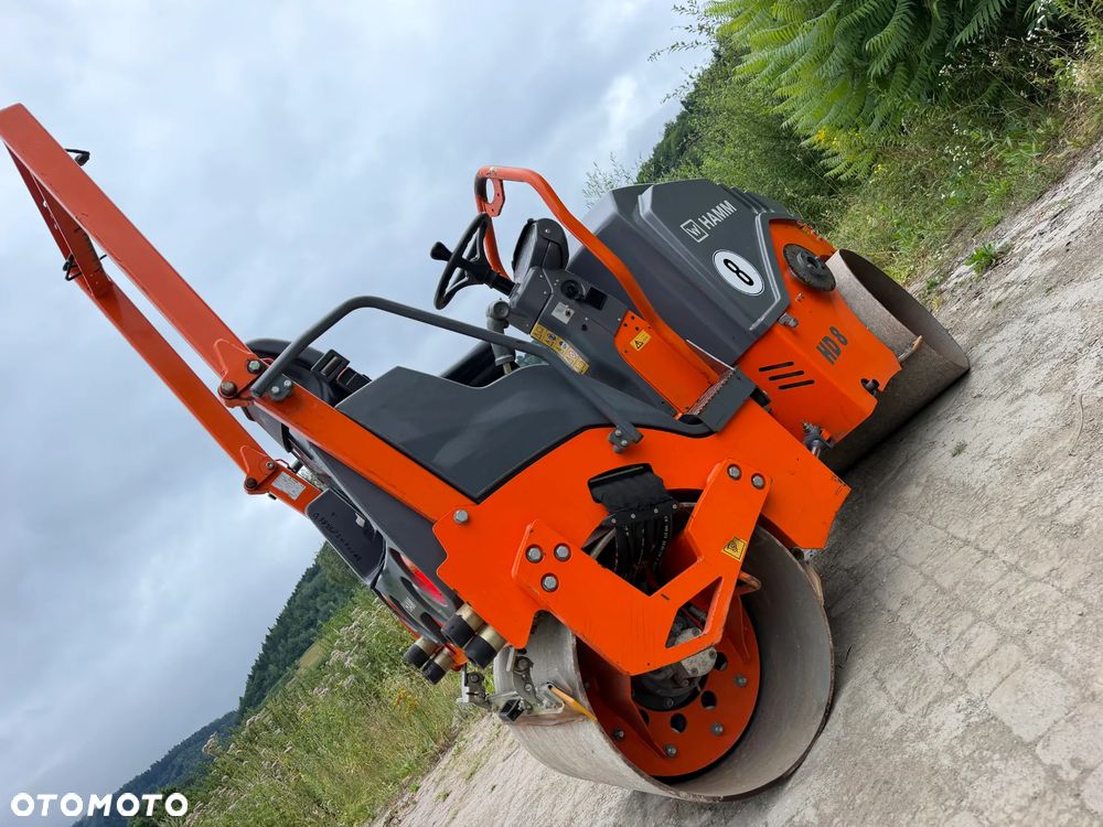 Hamm HD 8VV  Walec Terenowo Drogowy do Asfaltu z OBCINAKIEM BOCZNYM Hydraulicznym! 2 tony. Import Norwegia 2017 rok. 624 mtg. Silnik KUBOTA 3 cylindry. Maszyna nie różni się od Nowej z salonu! Serwisy w Dekra AKTUALNE 2026rok. Zero zniszczeń IGŁA !! Gotowy do długiej pracy. Po dużych serwisach eksploatacyjnych w Norwegii. Walec pochodzi z urzędu Komunalnego w Norwegii od pierwszego właściciela. Jego historia od nowości to lekkie inwestycje miejskie! Jedyna taka okazja! Bardzo mały walec a moc Potężna! Ani deka luzów i wycieków. OKAZJA. Zraszacze na dwa bębny. Ubijanie na dwa lub jeden bęben. Siła ubijania regulowana! - 27