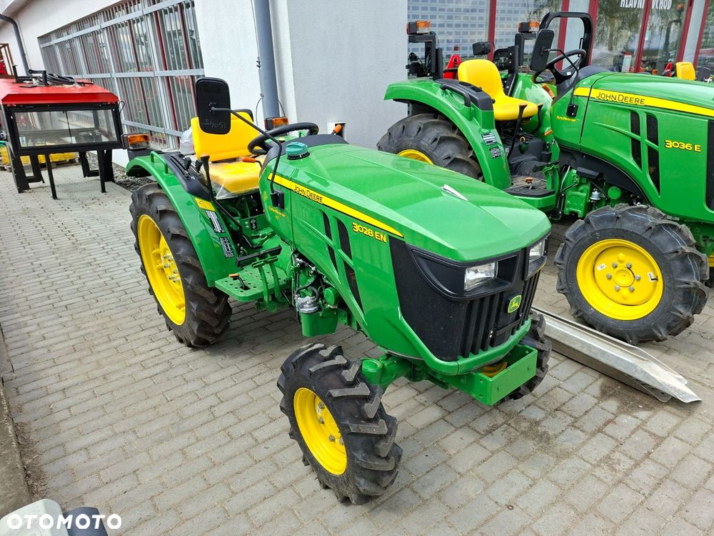 John Deere 3028 En 4X4 - 3
