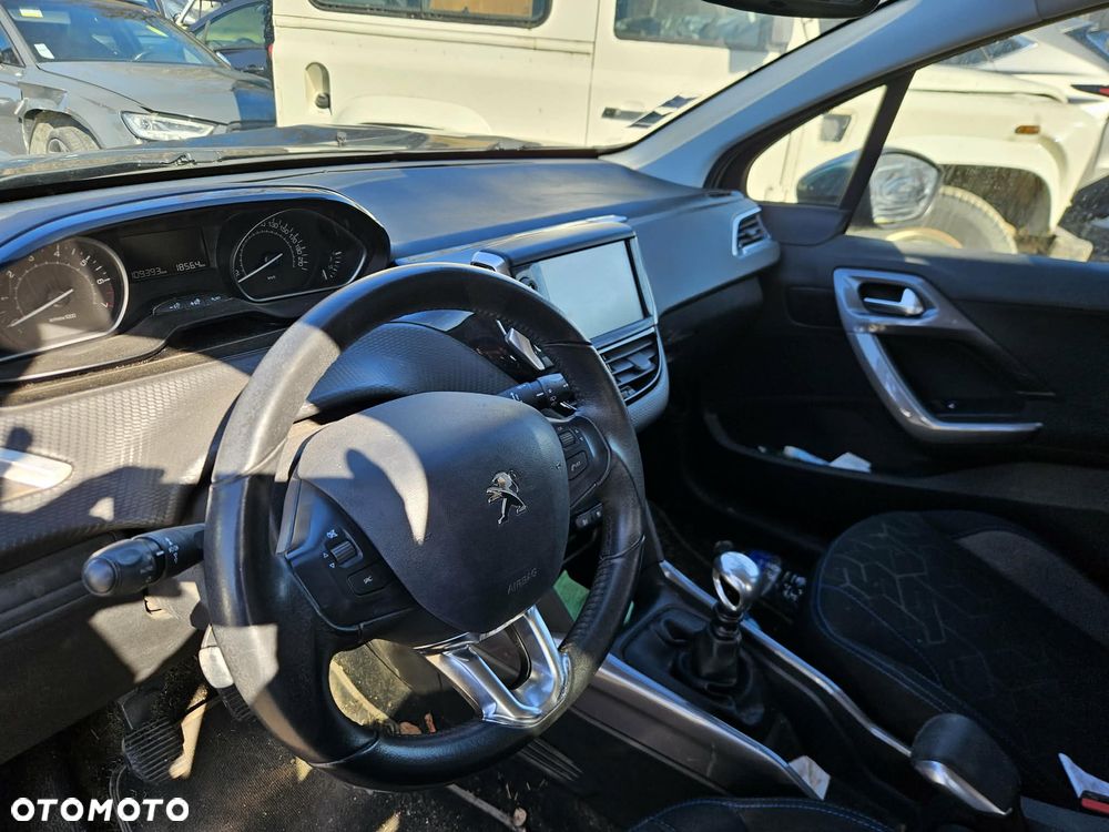 Peugeot 2008 PureTech 130 GPF Black Edition - 12