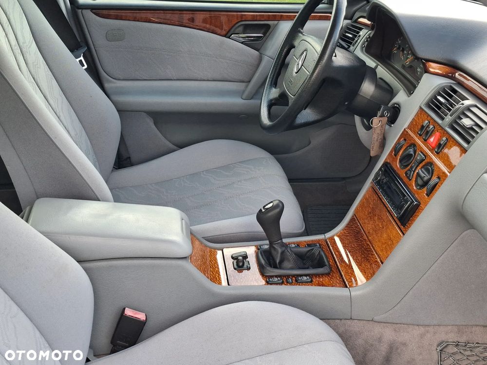 Mercedes-Benz Klasa E 240 Classic - 29