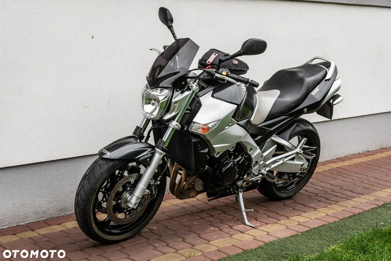 Suzuki GSR - 6