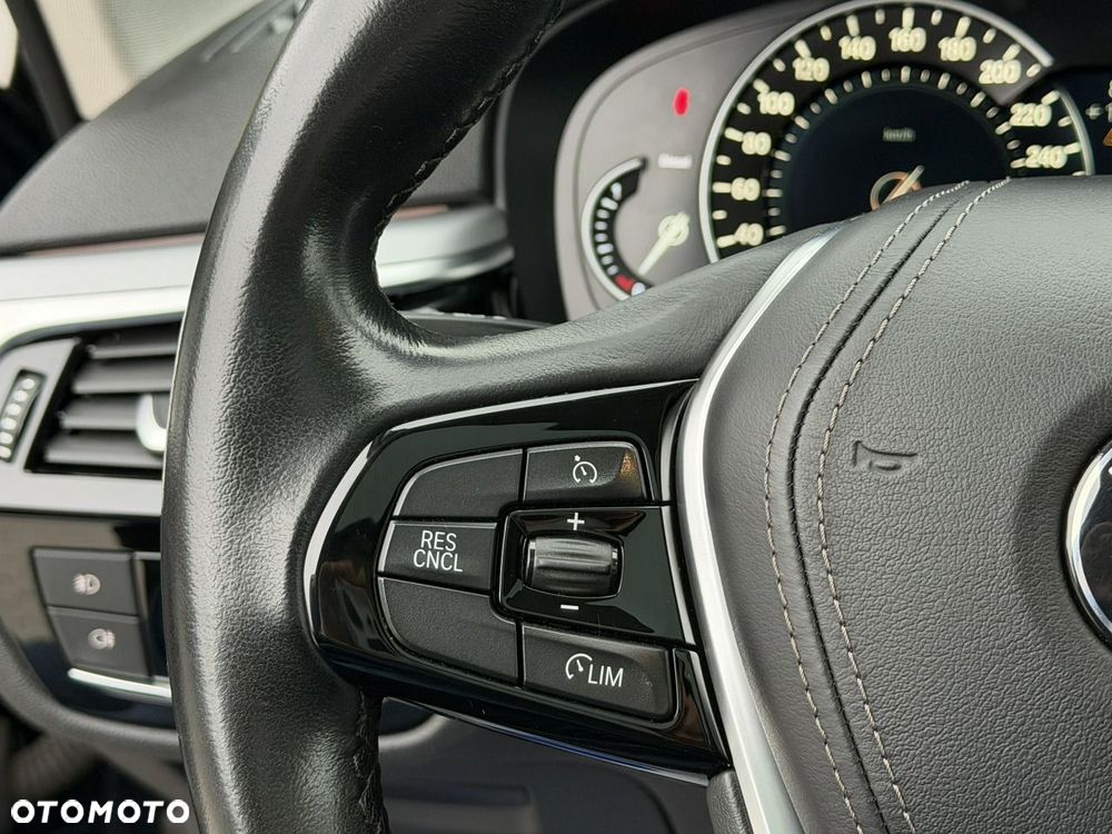 BMW Seria 5 518d - 24