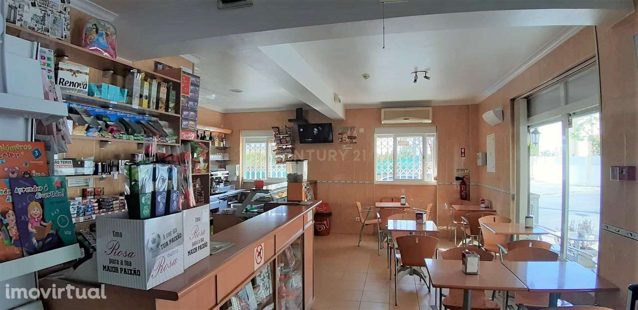 Loja  na rua cidade de Almada em Vale Fetal - Próximo da GNR - Grande imagem: 2/7