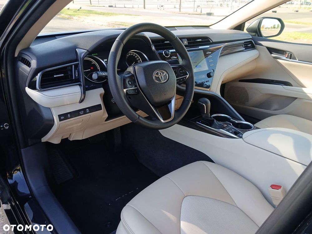 Toyota Camry 2.5 Hybrid Executive CVT - 17