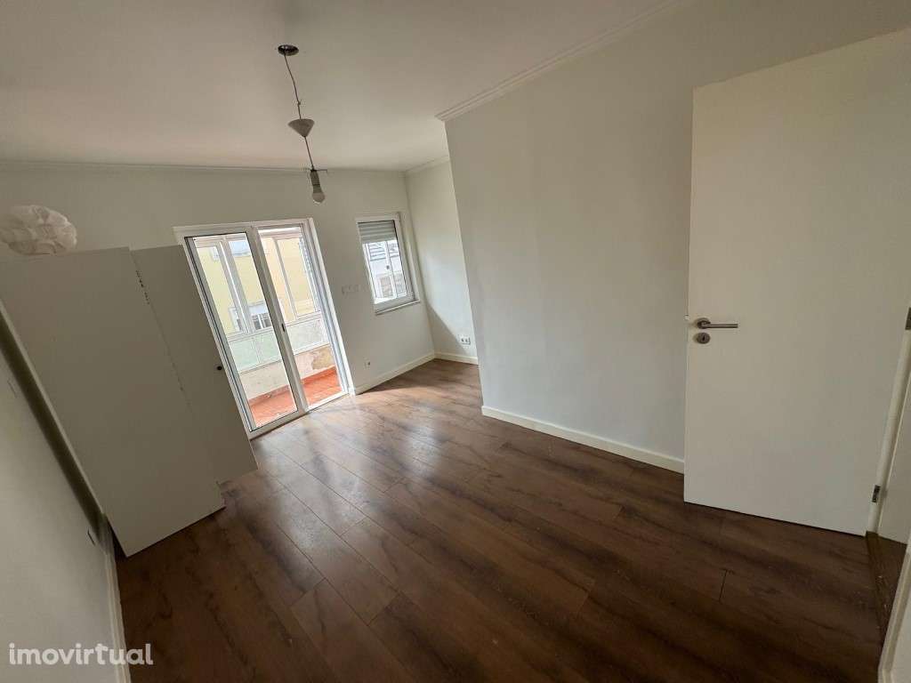 T3 com 3 pisos no centro da Amadora - Oportunidade! - Grande imagem: 2/17