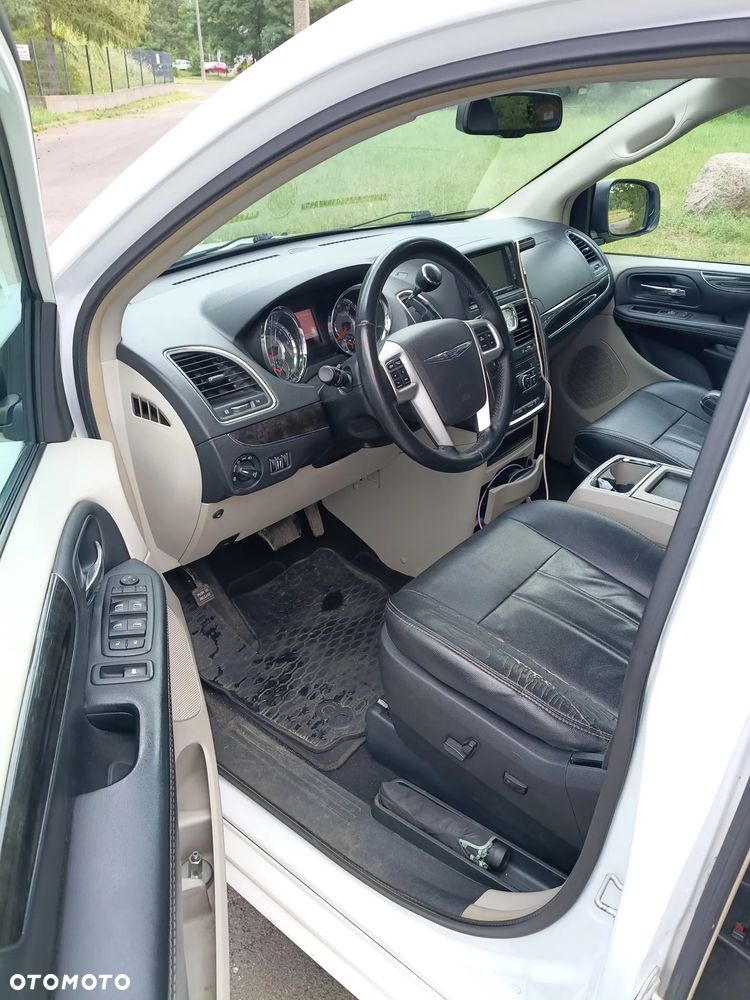 Chrysler Town & Country - 7