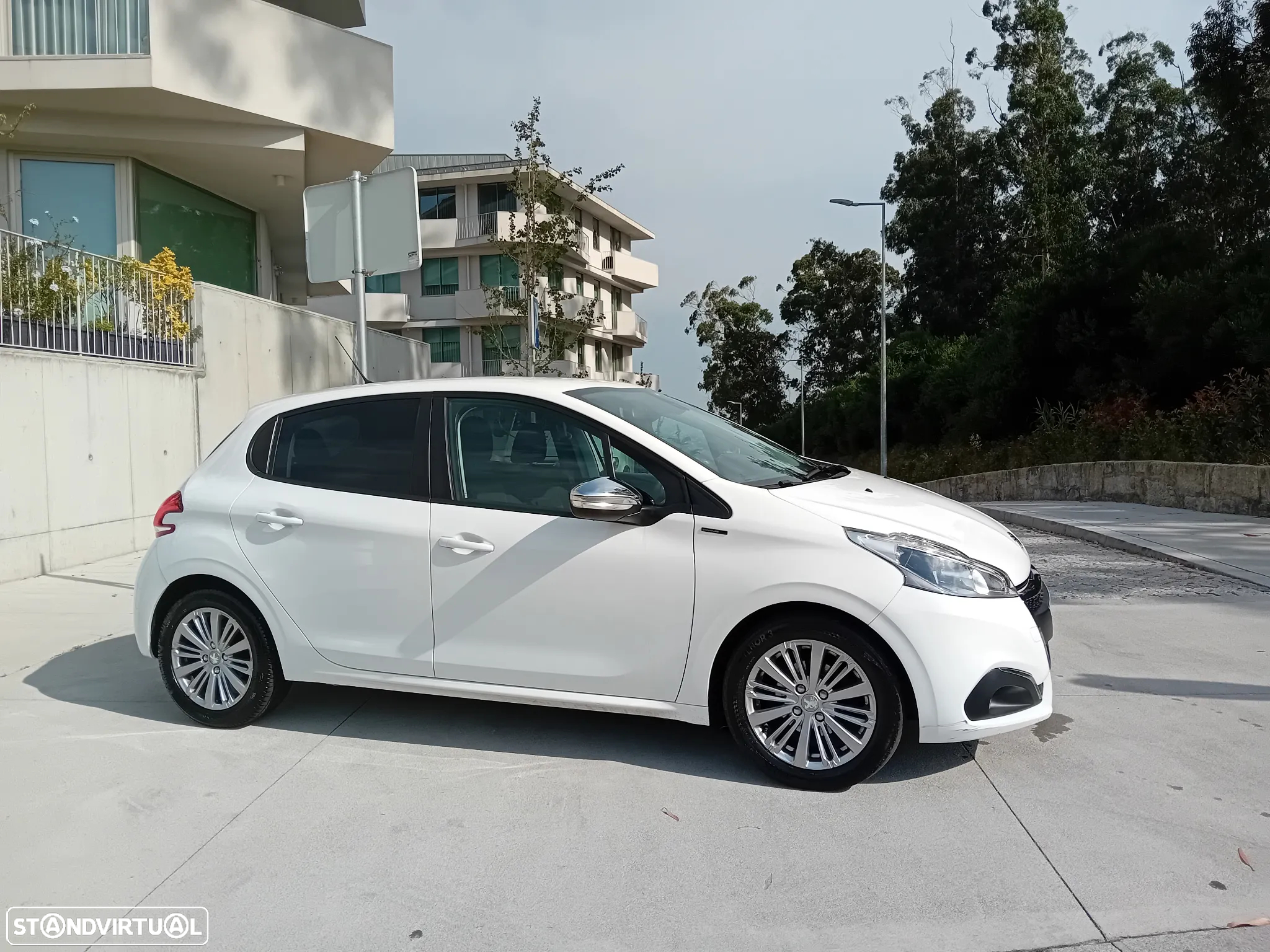 Peugeot 208 1.5 BlueHDi Signature - 4