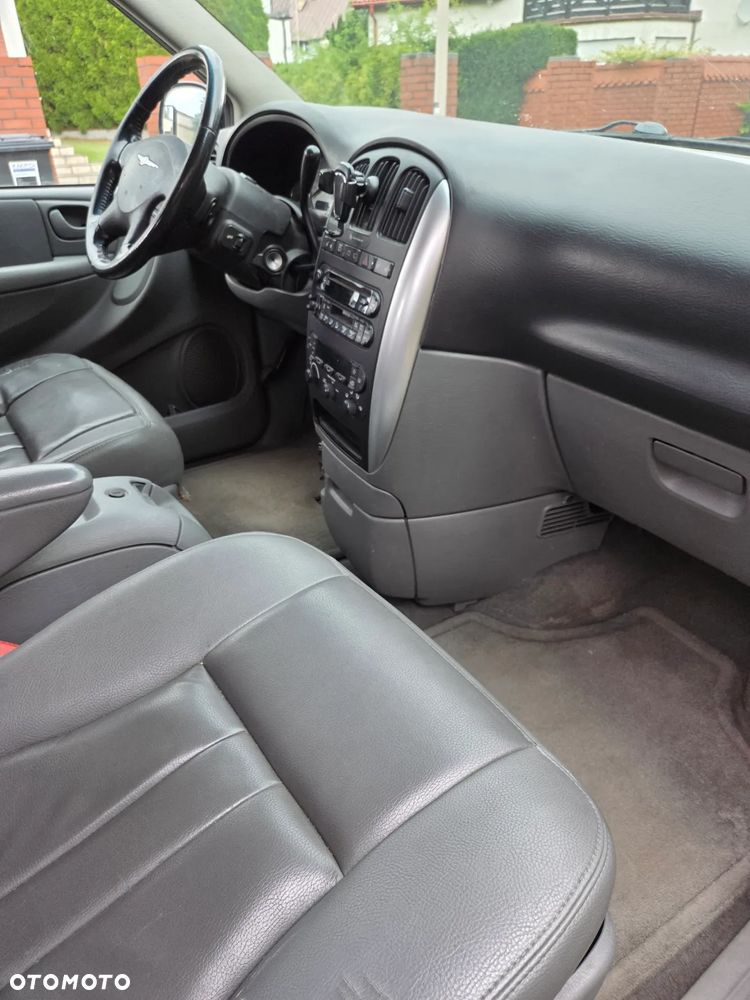 Chrysler Town & Country - 11