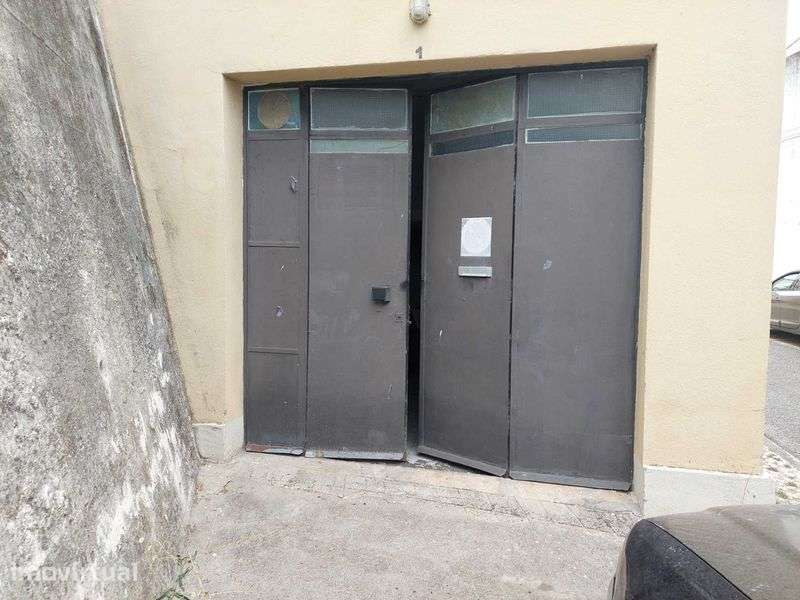 Armazém/garagem de rua com casa de banho e mezanino - Forte da Casa.