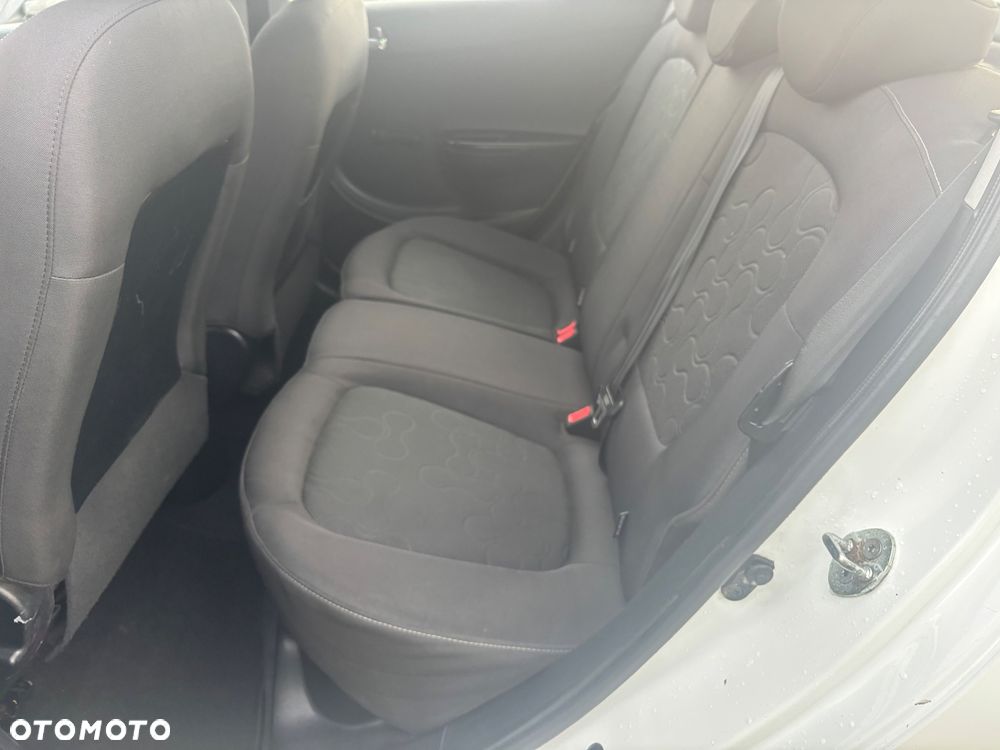 Hyundai i20 1.2 FIFA WM Edition - 17