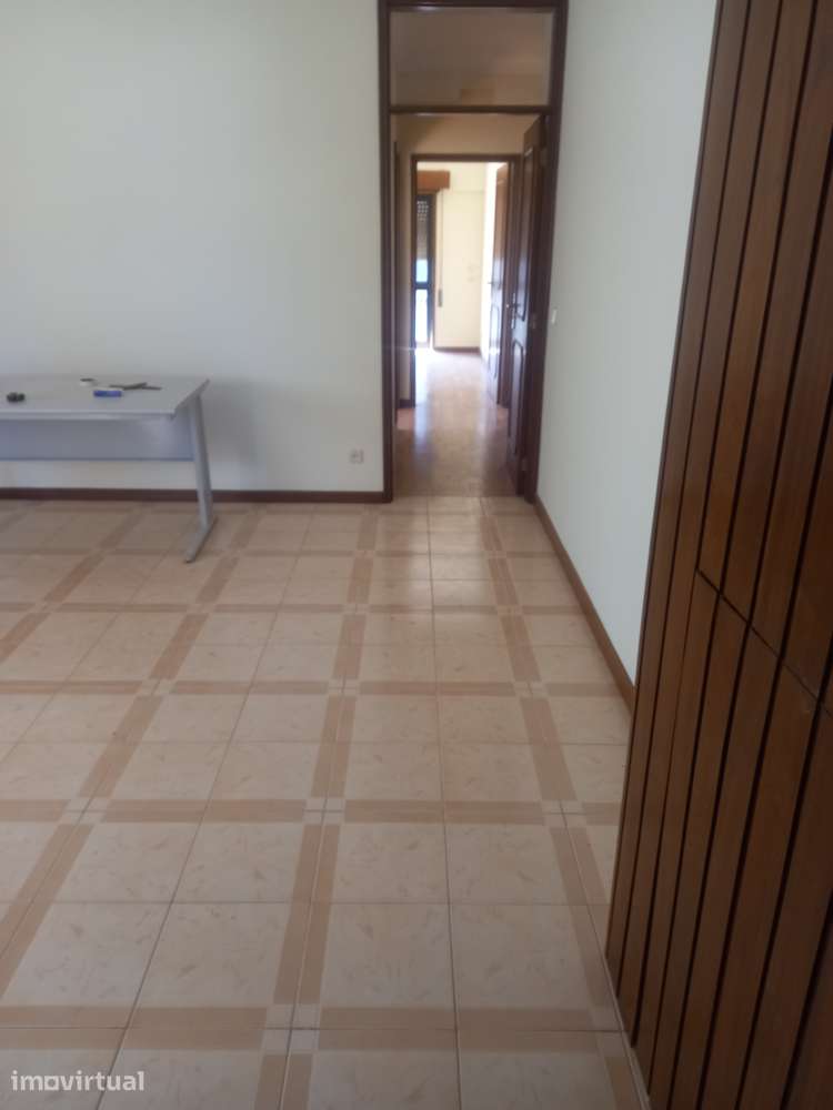 Prédio de três Andares um andar por piso + Garagem - Grande imagem: 4/20