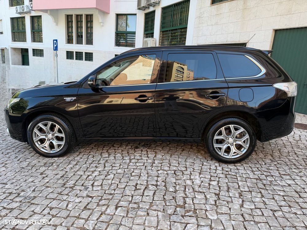 Mitsubishi Outlander 2.0 MIVEC Instyle Navi+ - 23