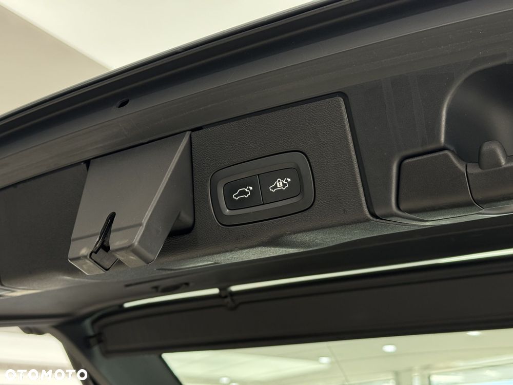 Volvo XC 60 T6 Plug-In Hybrid AWD Inscription - 19