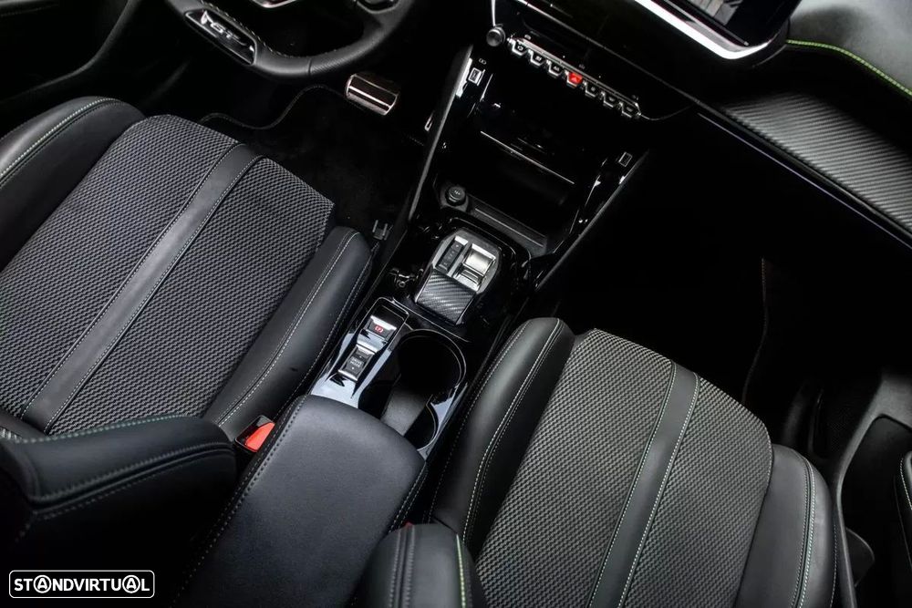 Peugeot 208 1.2 Hybrid GT e-DCS6 - 33