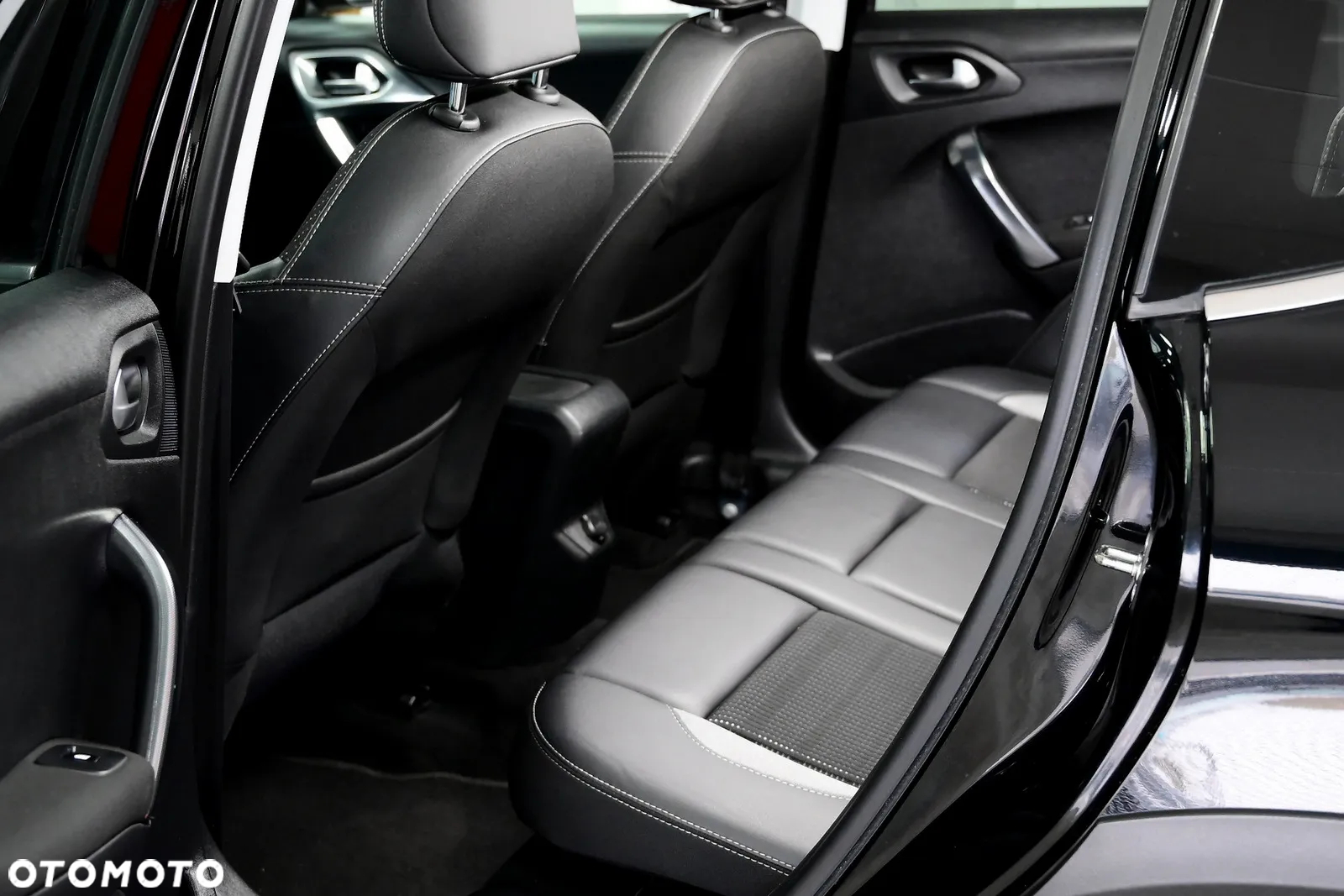 Peugeot 2008 1.2 Pure Tech Allure S&S - 8