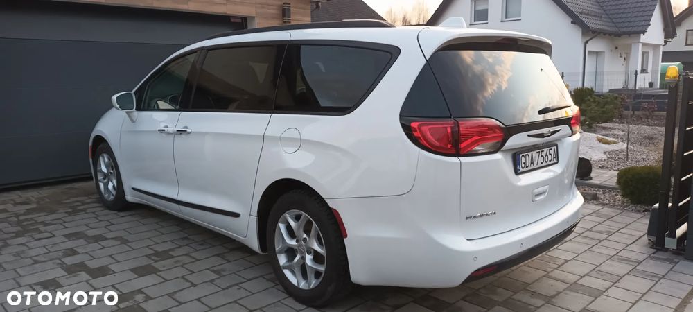 Chrysler Pacifica - 2