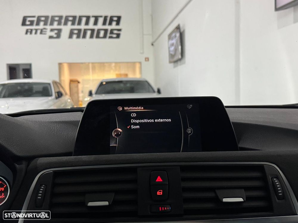 BMW 330 e iPerformance Pack M - 17