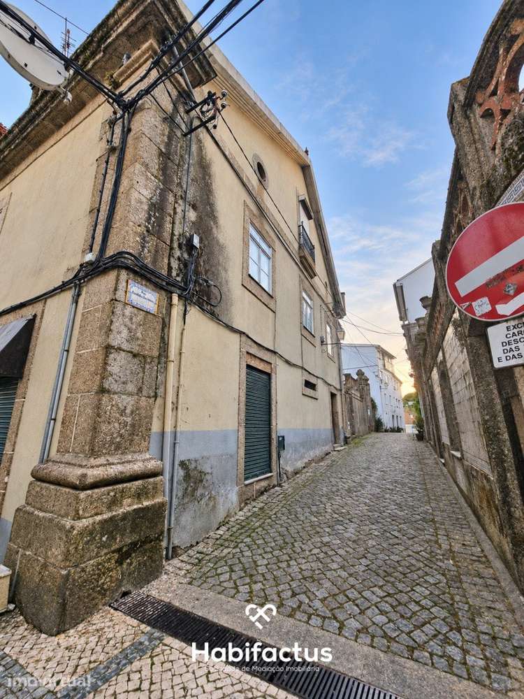 Prédio do Século XIX no Centro de Santa Comba Dão - Grande imagem: 4/36