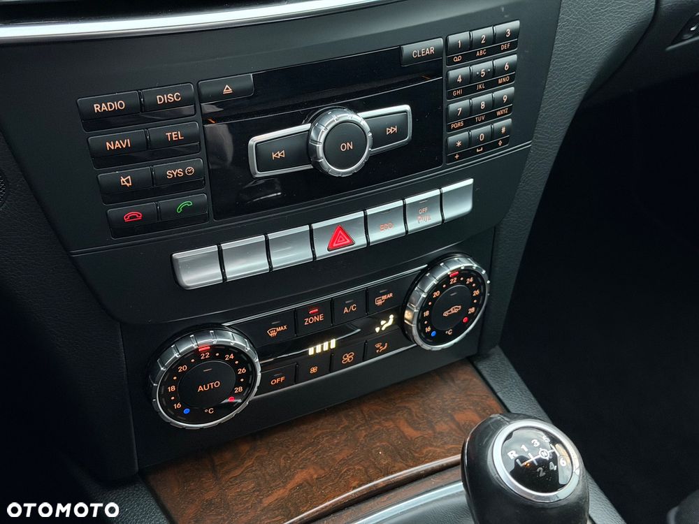 Mercedes-Benz Klasa C 180 CGI BlueEff Elegance - 27