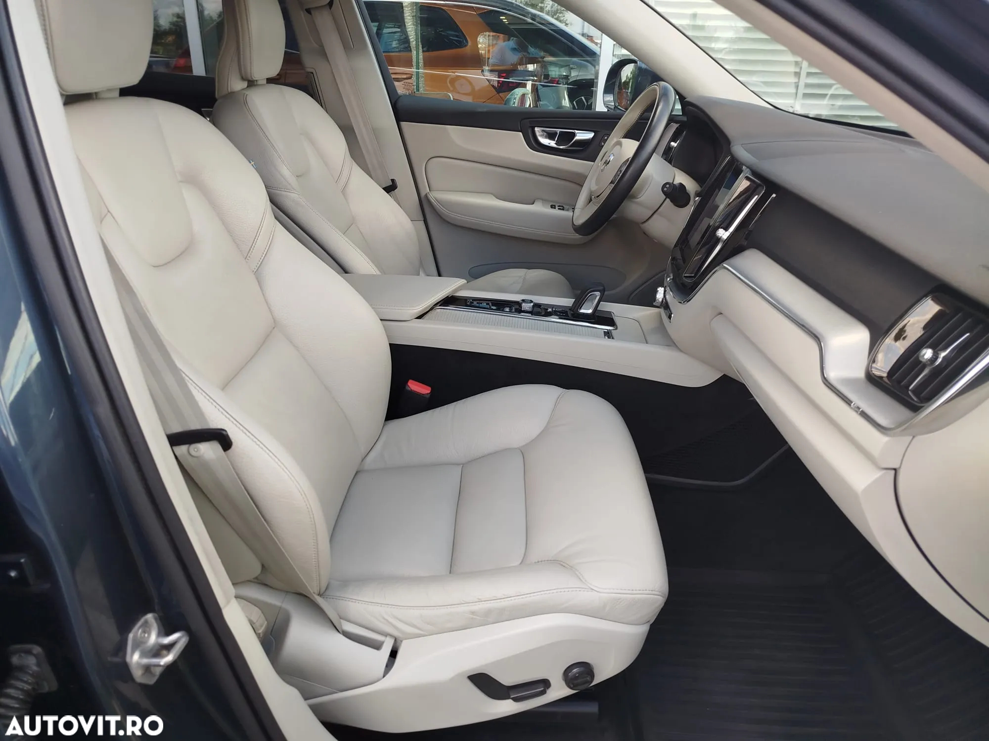 Volvo XC 60 B4 MHEV Momentum Pro - 27